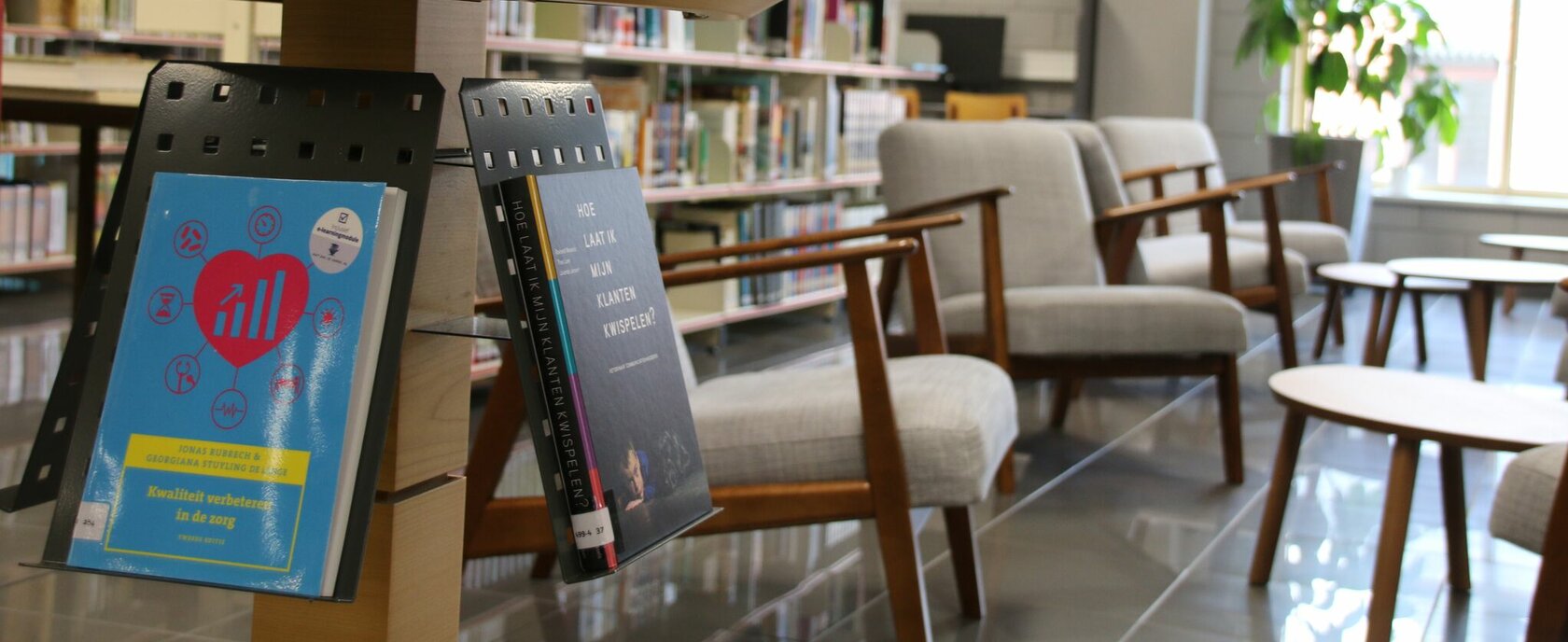 boeken op display en fauteuils op de achtergrond