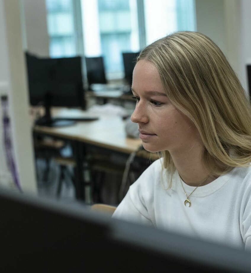 studente in computerlokaal