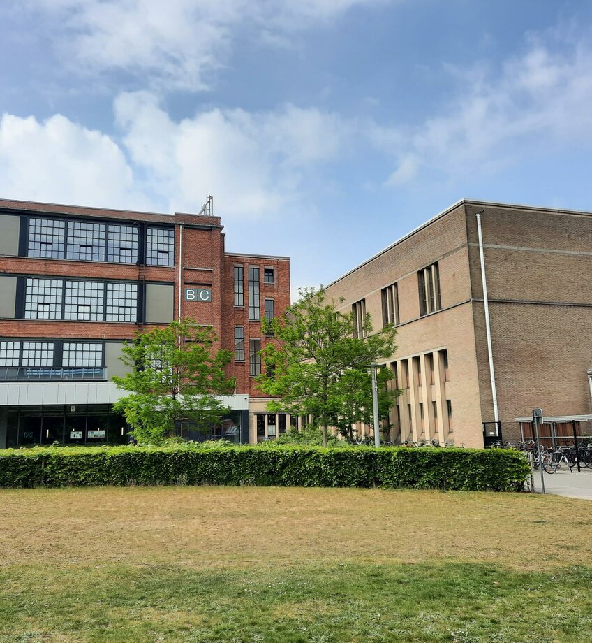 twee industriële gebouwen en fietsenstalling