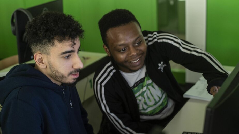 twee studenten aan één computer