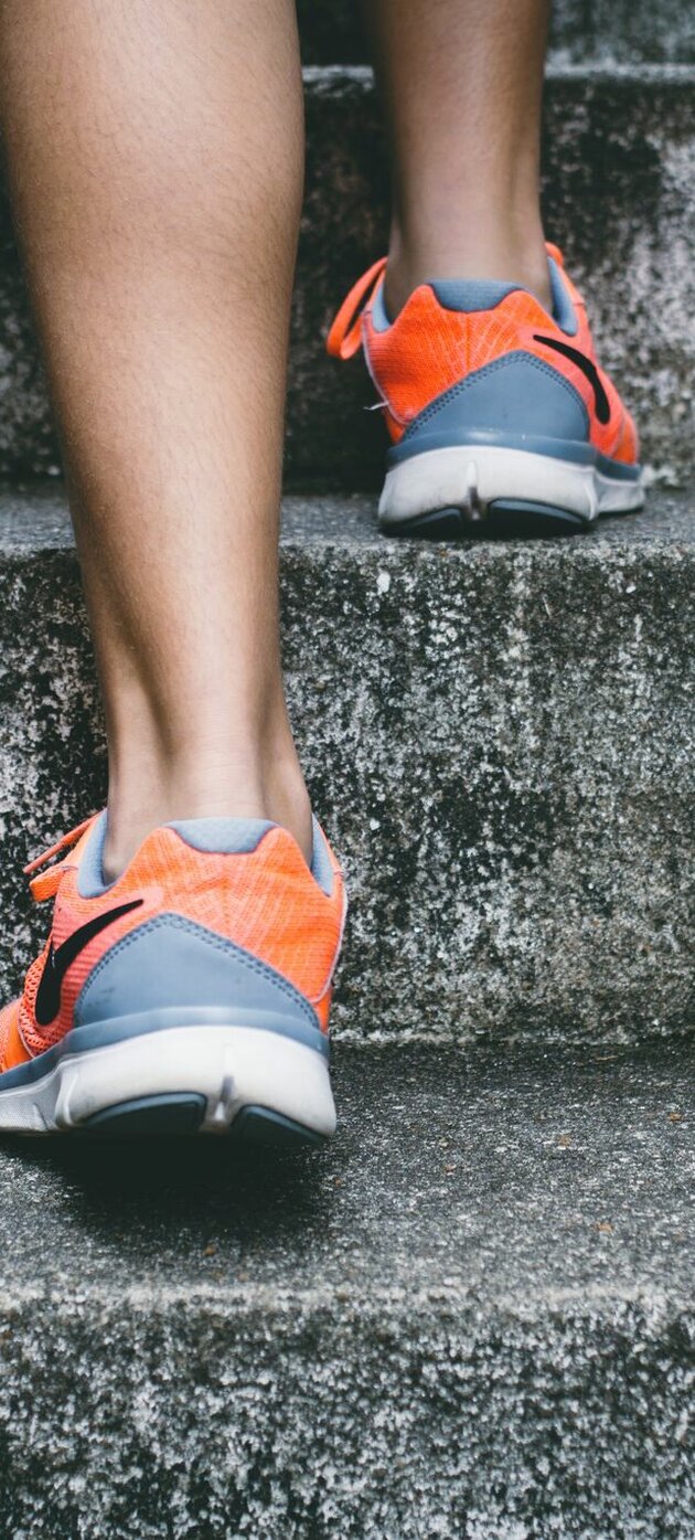 sportschoenen lopen op trap